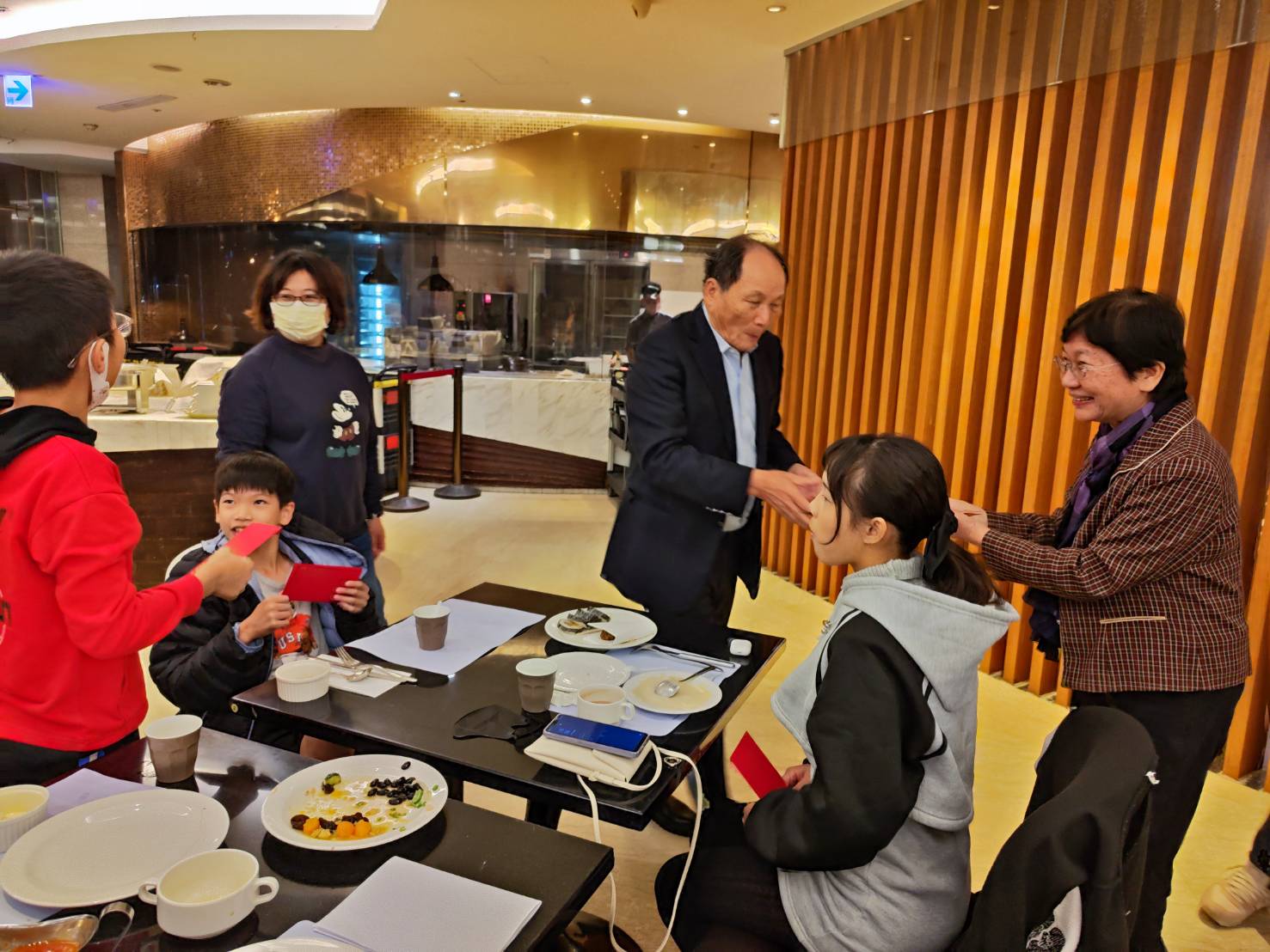 01/26董事長與中心師生聚餐、贈送紅包