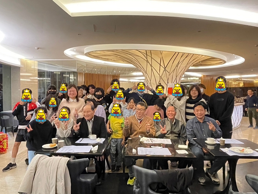 02/06董事長、洪董事及校長與師生共進春酒