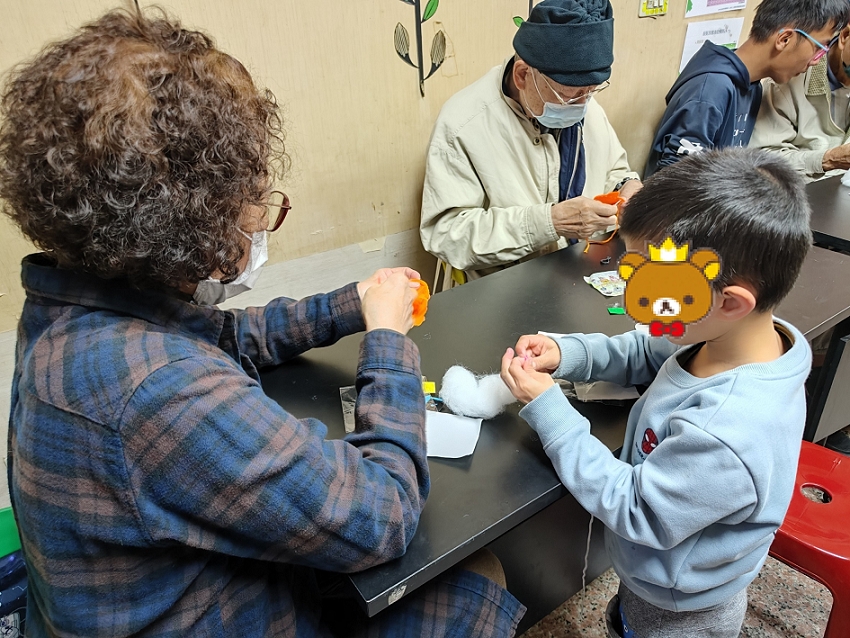 02/09院生至社區老人關懷據點與長者互動