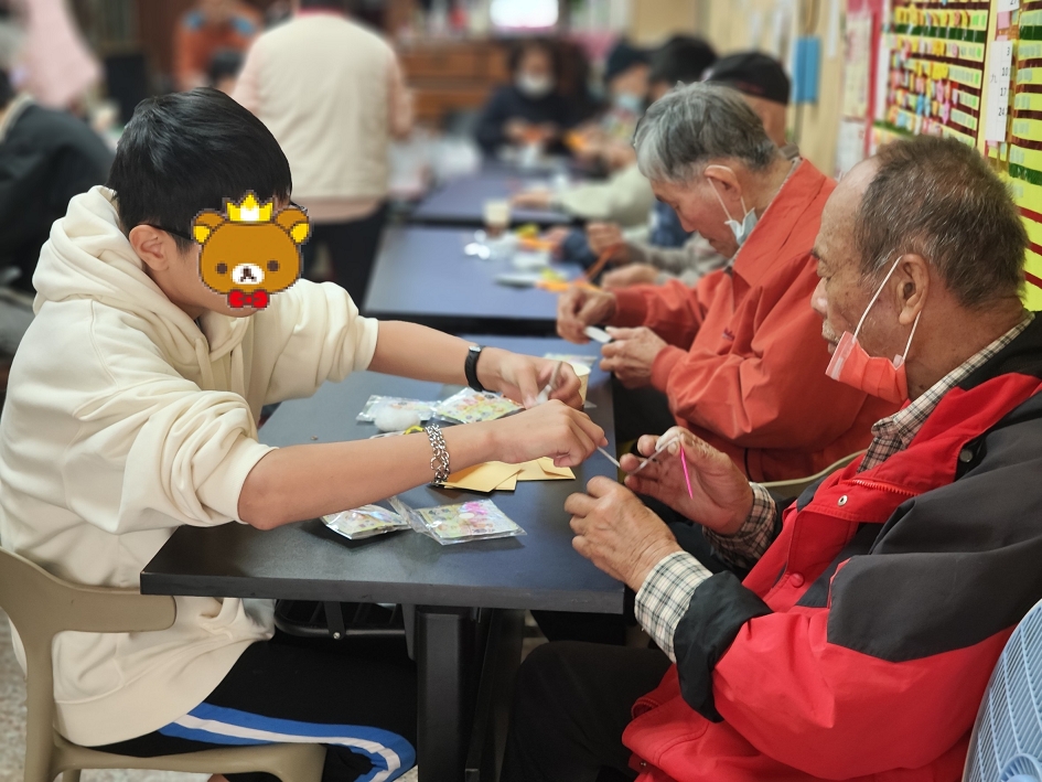02/09院生至社區老人關懷據點與長者互動