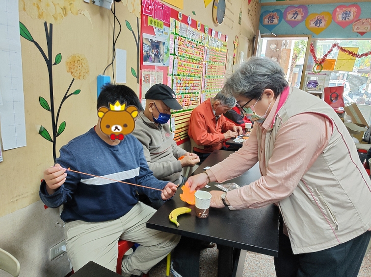 02/09院生至社區老人關懷據點與長者互動