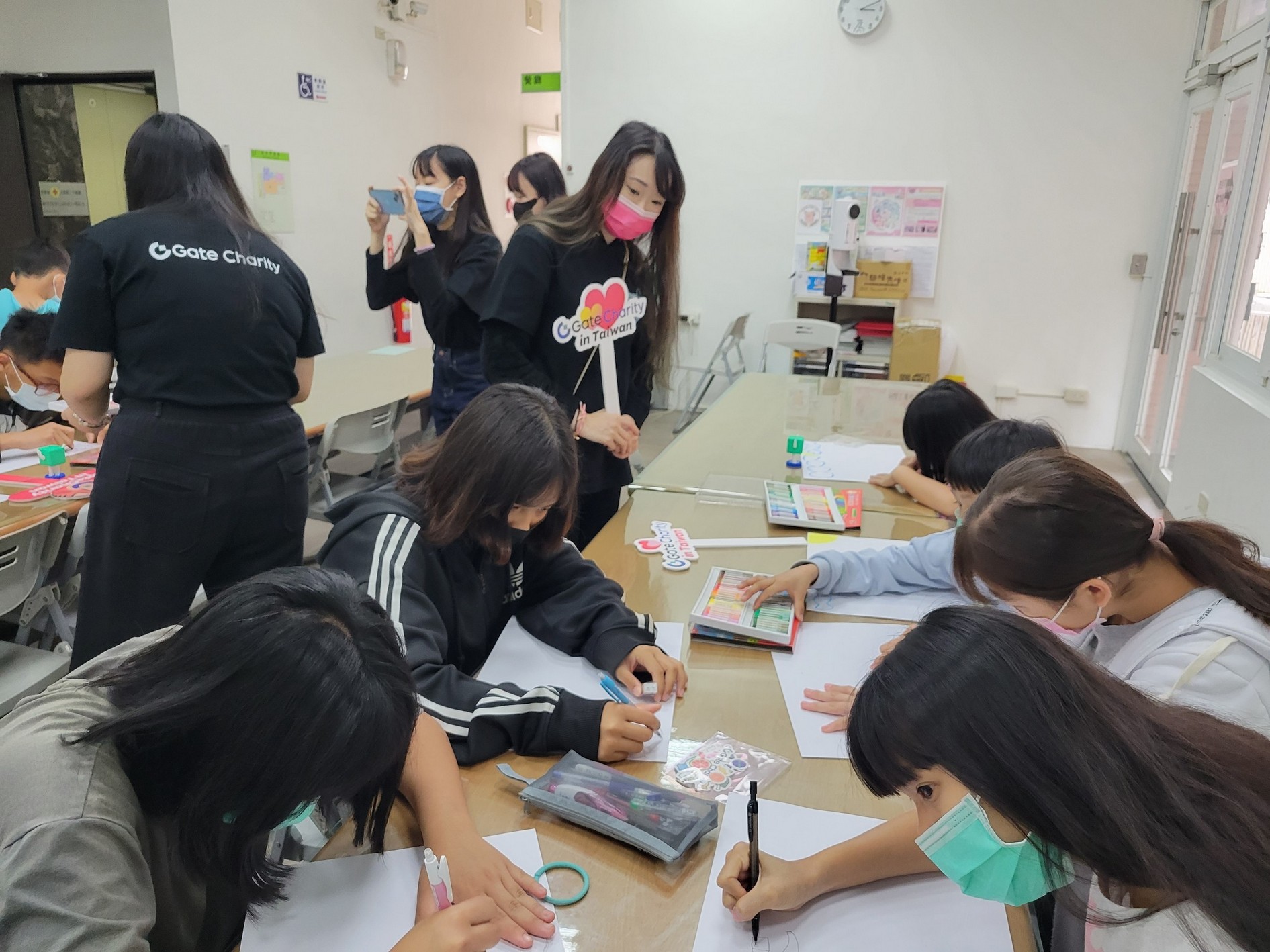 2/25大門科技公司帶領院生繪畫公益義賣