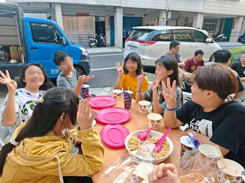 9/27世聯國際集團連先生請外燴到機構準備烤肉等餐點招待院生及同樂，感受中秋節佳節氣氛。