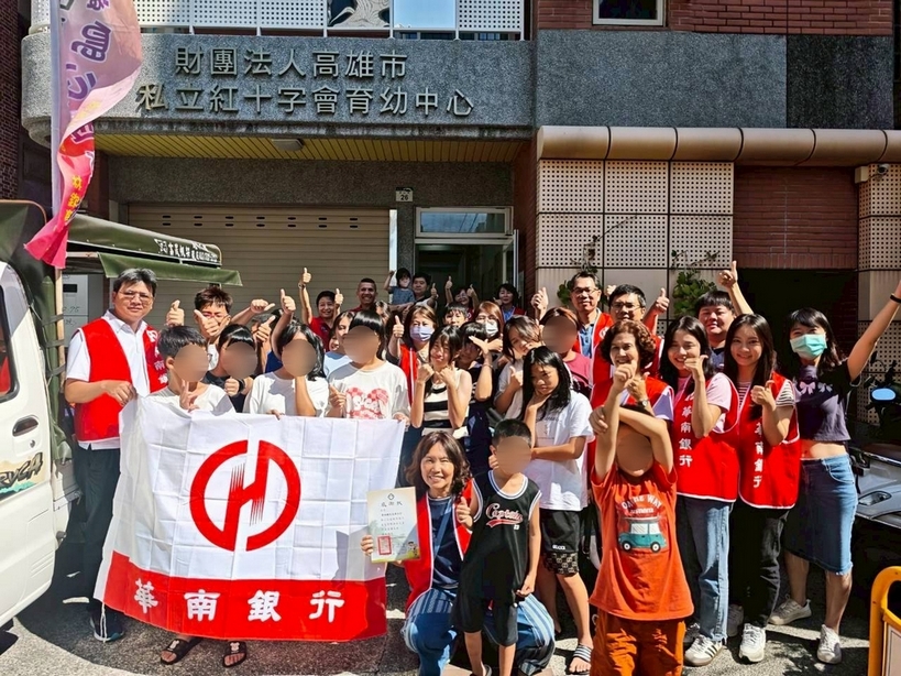 10/25公益蔥抓餅鍾先生夫婦到院陪同院生體驗拼圖活動、吊飾與蔥抓餅DIY，另也偕同華南銀行經理帶領同事們到院與院生同樂、捐贈物資。