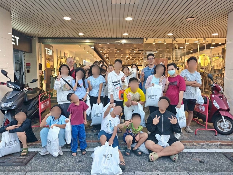 12/13善心人士劉人銪率友人共同捐助本中心院生每人一套冬季新衣