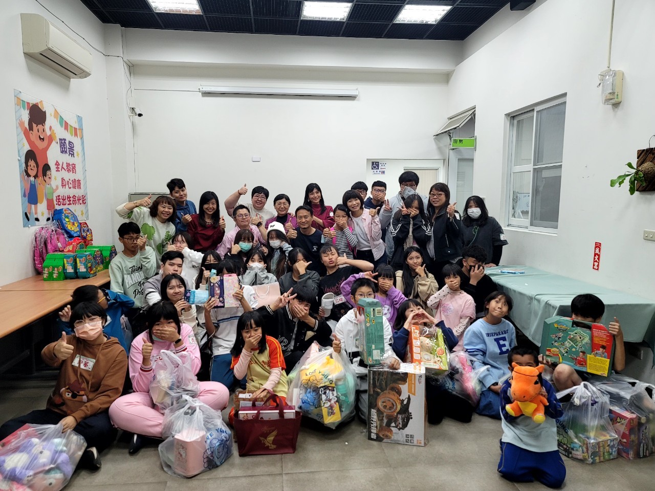 12/22許靜兒董事率友人為院生辦理耶誕晚會