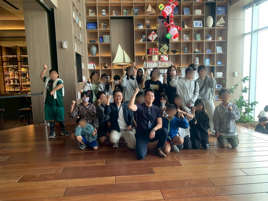 12/25高雄承億酒店攜手慈善家孫先生伉儷，邀請近本中心及其他單位近百名育幼院院生至酒店享用「貳陸日全食」聖誕大餐，酒店並贈送每個孩子一份公益禮盒。