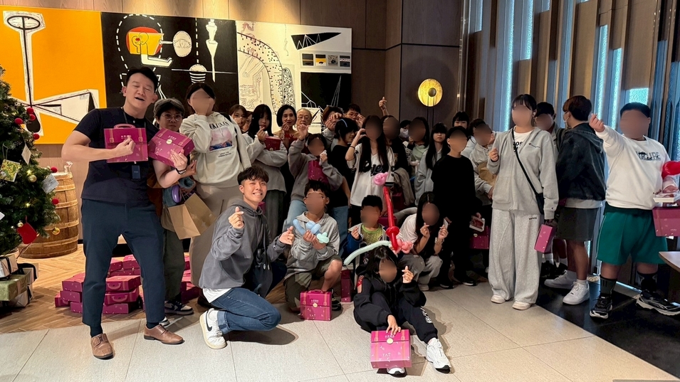 12/25高雄承億酒店攜手慈善家孫先生伉儷，邀請近本中心及其他單位近百名育幼院院生至酒店享用「貳陸日全食」聖誕大餐，酒店並贈送每個孩子一份公益禮盒。