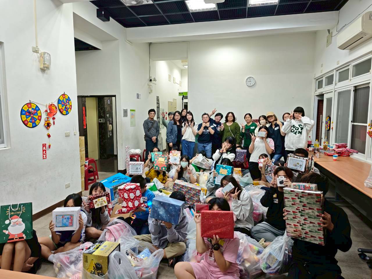 12/26榮譽董事許靜兒為院生辦理聖誕心願禮物活動