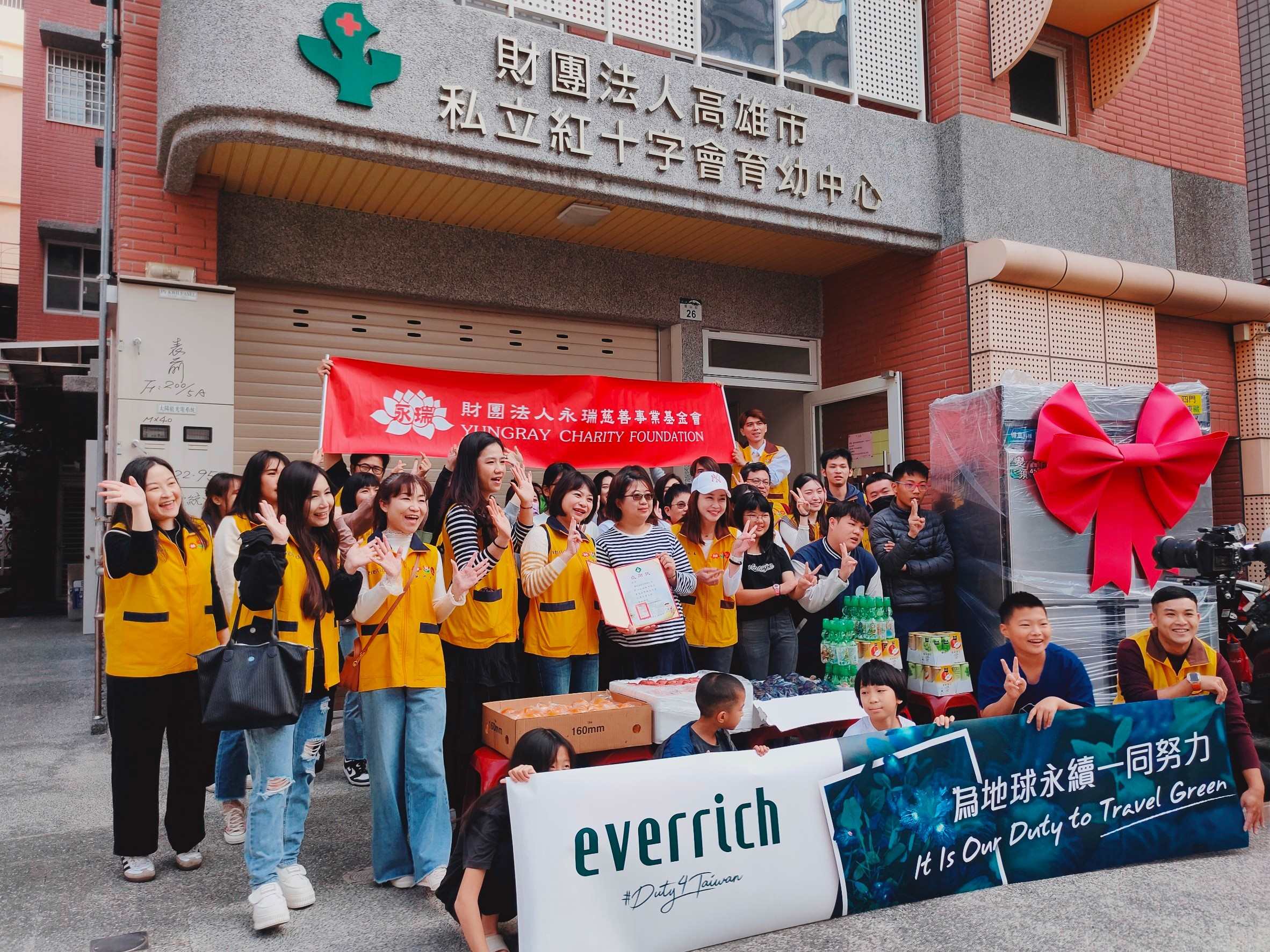 1/5高雄機場昇恒昌免稅店捐贈大型營業用冰箱